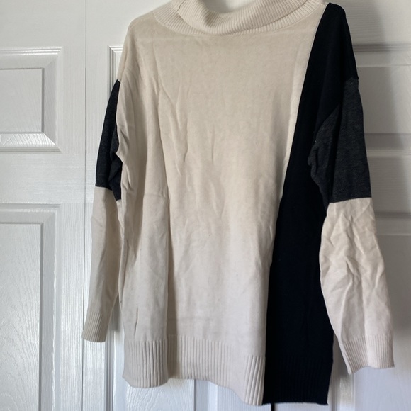 Women’s tea by Talbots cow neck, tunic, color block sweater - Picture 4 of 6